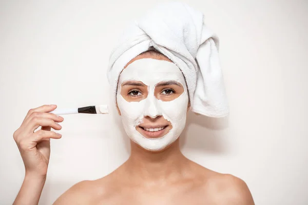 Giovane Donna Con Maschera Cosmetica Sul Viso Disintossicare Pelle Teste — Foto Stock