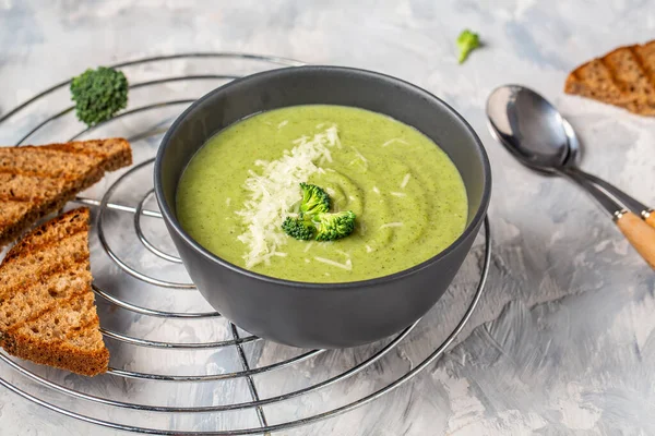 Delicious broccoli cream soup with parmesan and crispy croutons. Vegan soup puree of green vegetables. Vegetarian and diet food. — Stock Image Delicious Broccoli Cream Soup Parmesan Crispy Croutons Vegan Soup Puree Stock Picture