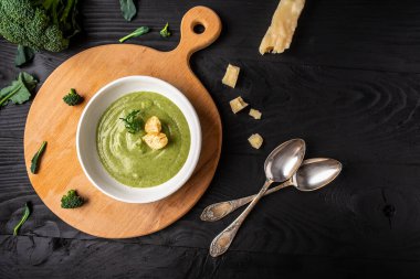 Lezzetli brokoli çorbası. Vejetaryen yemeği. Yemek tarifi geçmişi. metin için yer, üst görünüm.