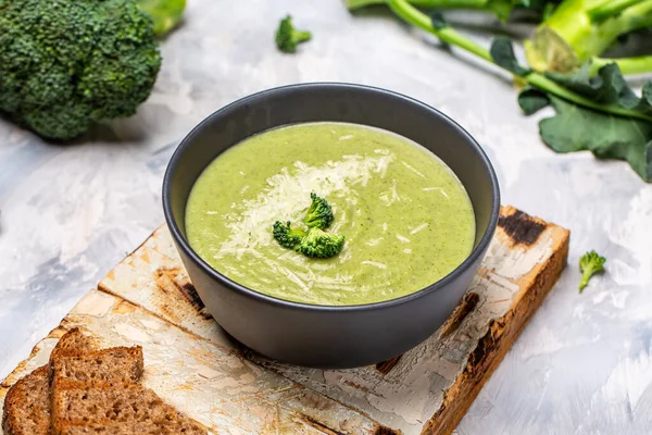 Yeşil sebze kremalı çorba, brokoli ve parmesanlı, temiz yemek, diyet, vegan, vejetaryen, sağlıklı gıda konsepti, üst görünüm..