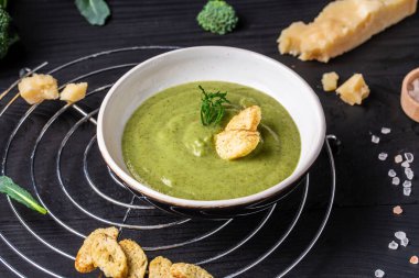 Yeşil sebze kremalı çorba, beyaz kasede brokoli, parmesanlı tost. Temiz yemek, diyet, vejetaryen, vejetaryen, sağlıklı gıda konsepti, Top view.