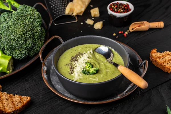 Green vegetable broccoli soup puree on a dark wood background. banner, catering menu recipe, top view. — Stock Image Green Vegetable Broccoli Soup Puree Dark Wood Background Banner Catering Stock Image