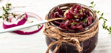 Ev yapımı DIY doğal kırmızı soğan reçeli, turşu, kavanozda turşu. Beyaz ahşap arka planda sebze reçeli. Fransız mutfağı. Uzun pankart biçimi.