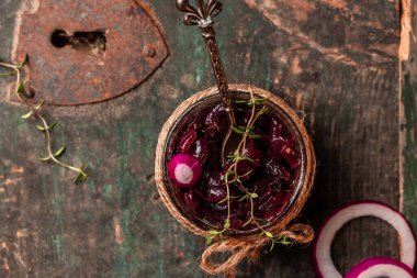 Kırmızı soğan reçeli, turşu, şarap ve kekik soslu turşu, leziz sos. Metin için gurme, afiş, catering menüsü tarif yeri, üst görünüm.