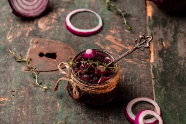 Kırmızı soğan reçeli, turşu, şarap ve kekik soslu turşu, leziz sos. Metin için gurme, afiş, catering menüsü tarif yeri, üst görünüm.