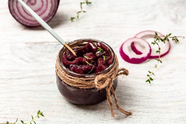 Ev yapımı soğan reçeli, turşu, ahşap bir masada turşu. Lezzetli sos. Fransız mutfağı..