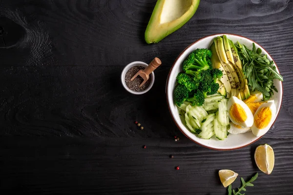 Salat Vegano Biologico Sano Con Uova Avocado Verdure Fresche Miste — Foto Stock