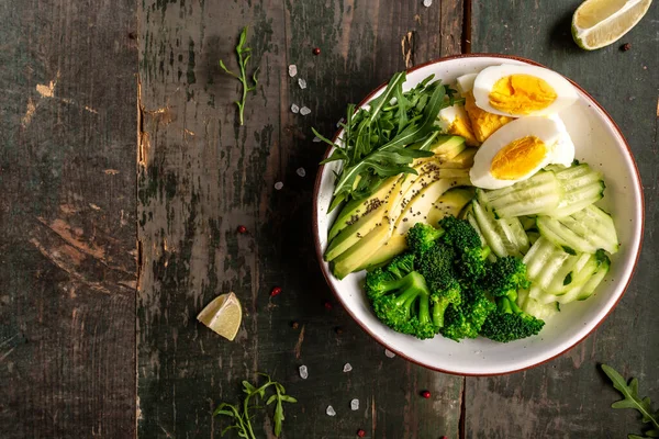 Salade Légumes Avec Avocat Concombre Roquette Citron Vert Brocoli Vue — Photo