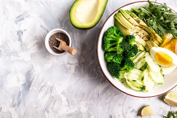 卵と健康的なサラダの食事 アボカドと光の背景に新鮮な野菜を混合 健康的な食事のコンセプト トップビュー — ストック写真