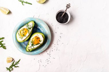 Avokado sahanda yumurta, lezzetli kahvaltı ya da arka planda atıştırmalık, üst manzara..