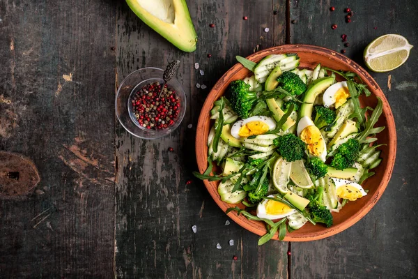 Salad Sayuran Dengan Alpukat Mentimun Arugula Kapur Brokoli Tampilan Atas — Stok Foto