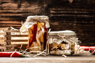 Zeytinyağında baharat ve otlu peynir parçaları. İneklerden ve keçilerden peynir. Yemek tarifi geçmişi. Metin için boşluk.