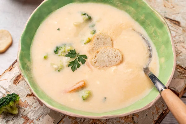 Creamy cauliflower soup with croutons in bowl on a light background. Top view. — Stock Image Creamy Cauliflower Soup Croutons Bowl Light Background Top View Royalty Free Stock Images