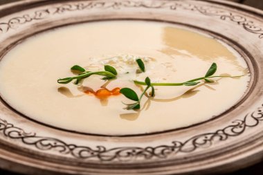 Peynirli krema çorbası bezelye filizi kabında, diyet taze yemek çorbası öğle yemeği, üst manzara.