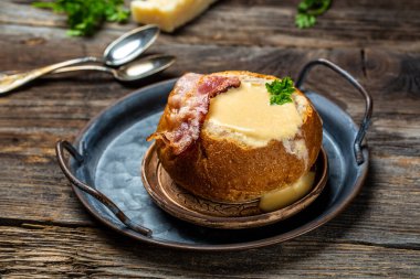 Pastırmalı kremalı çörek. Köy tarzı, lezzetli yemekler..
