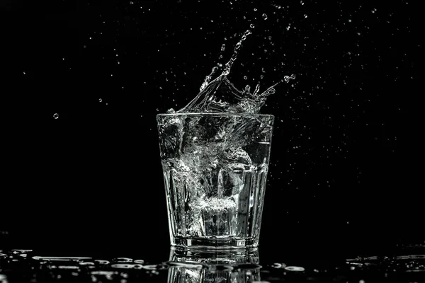 Vatten Glas Isolerad Svart Bakgrund Sprickor Och Droppar Vatten Banner — Stockfoto