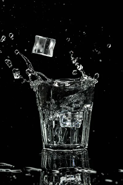 Nahaufnahme Der Eiswürfel Die Wasser Plätschern Sind Auf Schwarzem Hintergrund — Stockfoto