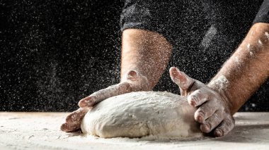 Profesyonel bir mutfakta şef hamuru un ile hazırlar, güzel ve güçlü adamların elleri hamuru yoğurur ve sonra ekmek, makarna ya da pizza yaparlar..