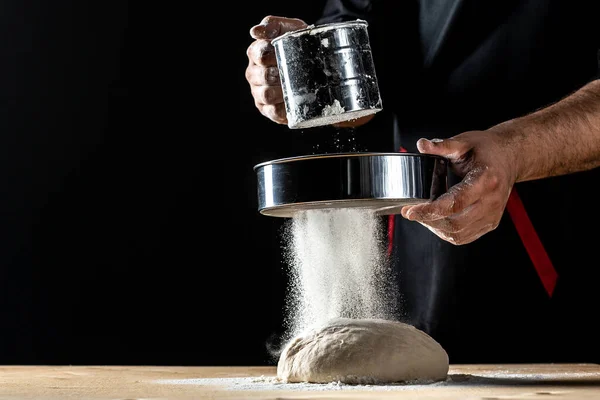 Chef Uma Cozinha Profissional Prepara Massa Com Farinha Mãos Masculinas — Fotografia de Stock