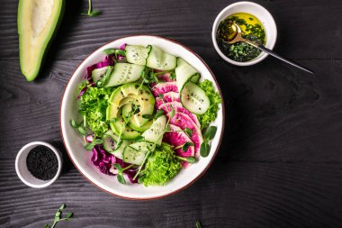 Vegan, kuzu salatası, avokado, salatalık, karpuz turpu, tohum, restoran menüsü, diyet, yemek kitabı tarifi. Üst görünüm düzlüğü.