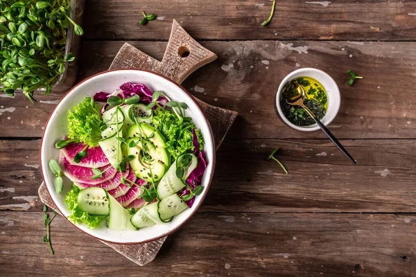 Avocado Wassermelonen Rettichsalat Mit Einer Mischung Aus Salatblättern Und Mikrogrün — Stockfoto