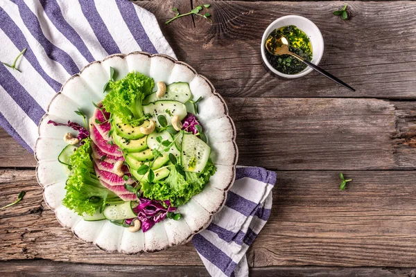 Sallad Från Rädisa Avokado Mikrogrönt Kål Gurka Och Salladsblad Vegansk — Stockfoto