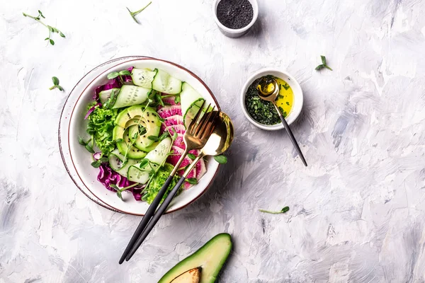 Turp Salatası Avokado Mikroyeşil Lahana Salatalık Marul Yaprakları Vejetaryen Yemeği — Stok fotoğraf