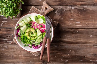 Beslenme menüsü. Vegan, detoks salatası, kuzu salatası, avokado, salatalık, karpuz turpu, tohum, afiş, yemek tarifi..