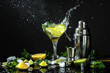 Limonlu donmuş granita buzlu içecek. İtalyan Granita Tatlısı, ferahlatıcı yaz buzlu içecek, sıvı sıçrama, koyu arkaplanda kavanoz bardakta dondurucu hareket.