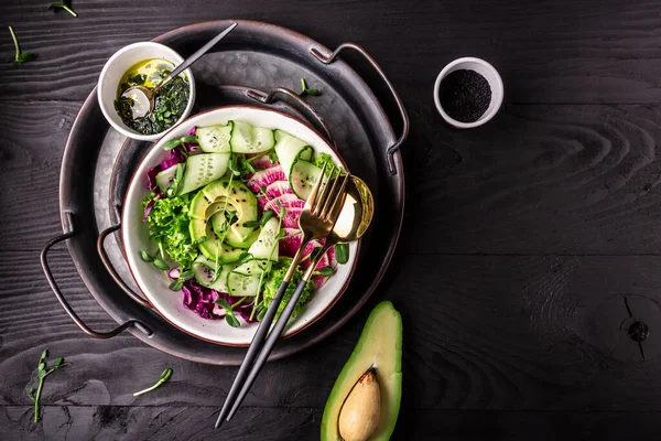 Vegan Detoks Buda Kasesi Karpuz Turpu Avokado Marul Mikroyeşil Lahana — Stok fotoğraf