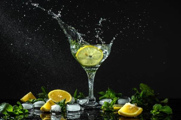 Lemoniada Świeżą Cytryną Świeży Napój Ciekłym Rozpryskiem Zamrożenie Ruchu Słoiku — Zdjęcie stockowe