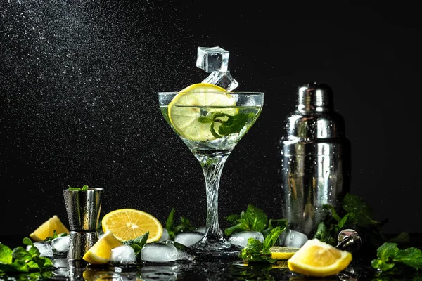 Naneli Limonlu Mojito Kokteyli Soğuk Serinletici Içecek Sıvı Sıçramalı Içecek — Stok fotoğraf