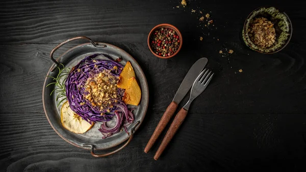 Kızarmış balzamik kekik kırmızı lahana, ayva ve elma, geleneksel Alman yemeği. Uzun afiş biçimi. Metin için boşluk.