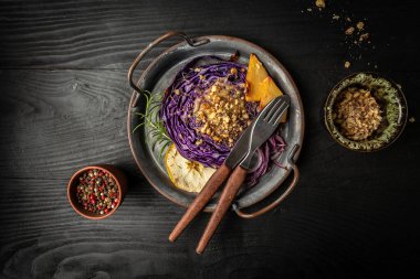 Fındık, bıldırcın ve elmayla pişirilmiş kırmızı lahana, vegan usulü kırmızı lahana bifteği, yemek tarifi geçmişi. Kapat..