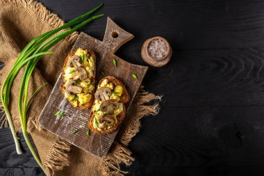 Çırpılmış yumurta ve mantarlı ekmek. Ev yapımı yemek, Top view, düz yatak.