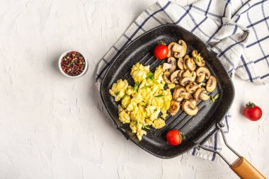 Mantarlı omlet, tavada domates. Chive ev yapımı yemek, Top view, düz yatak