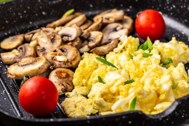 Mantarlı omlet, tavada domates. Chive Food yemek tarifi geçmişi. Kapat..