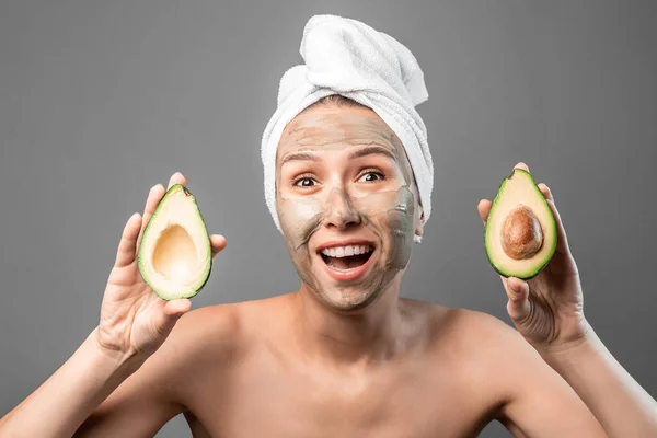 Divertente Ritratto Bella Donna Con Maschera Natura Sul Viso Tenendo — Foto Stock