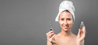 Çekici, mutlu kadın kolajen maskeli, serum cilt bakımlı bir prosedür geçiriyor. Temizleme prosedürü. Kozmetoloji. Cilt temizleme ekolojik organik.