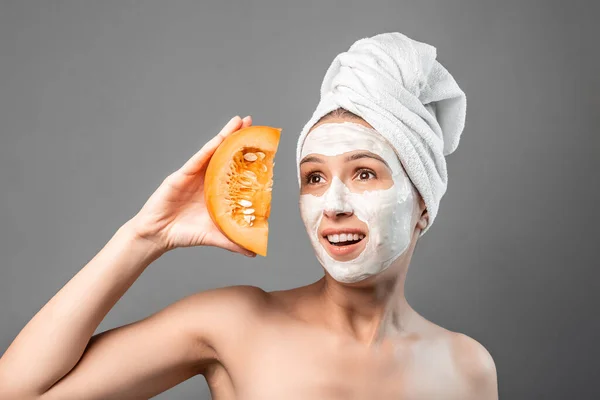 Young Beautiful Woman Pumpkin Hands Applying Fresh Treatments Fresh Sliced — Stock Photo, Image