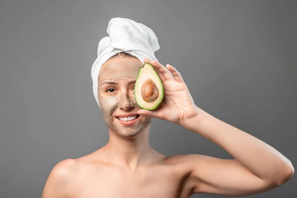 Beautiful Young Woman Applying Avocado Facial Mask Wellness Skincare Concept — Stock Photo, Image