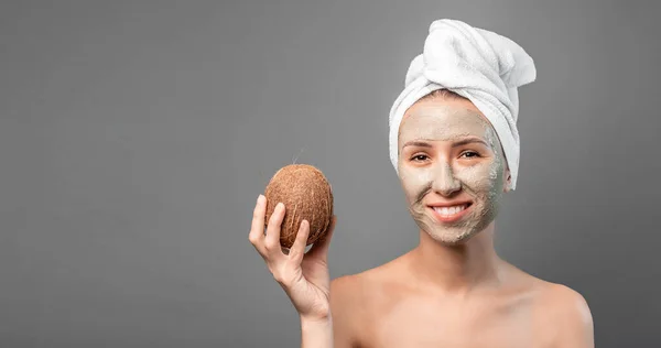 Femme Avec Masque Noix Coco Frais Appliqué Sur Visage Soins — Photo