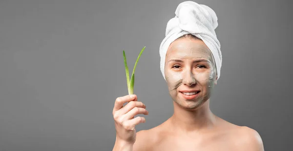 Beautiful Young Woman Facial Mask Aloe Vera Extract Skincare Cleansing — Stock Photo, Image