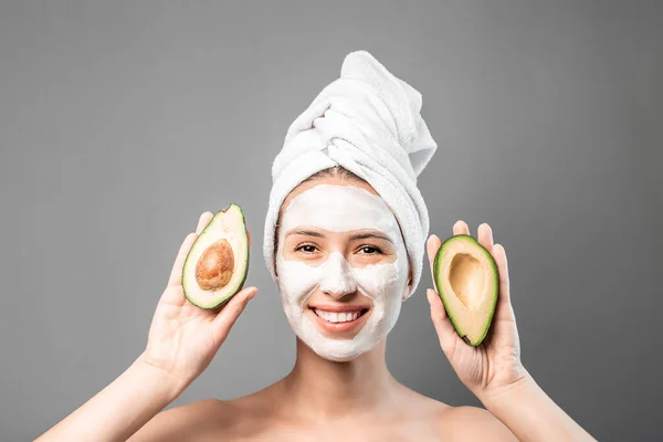 漂亮女人的滑稽画像 脸上戴着自然面具 脸上挂着迷人的笑容 带着新鲜的鳄梨 Skincare Cleansing Eco Organic — 图库照片