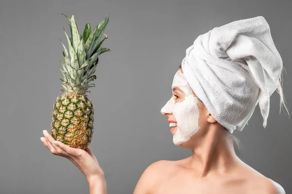 Wanita Cantik Dalam Handuk Kepala Dengan Masker Alami Untuk Kerutan — Stok Foto