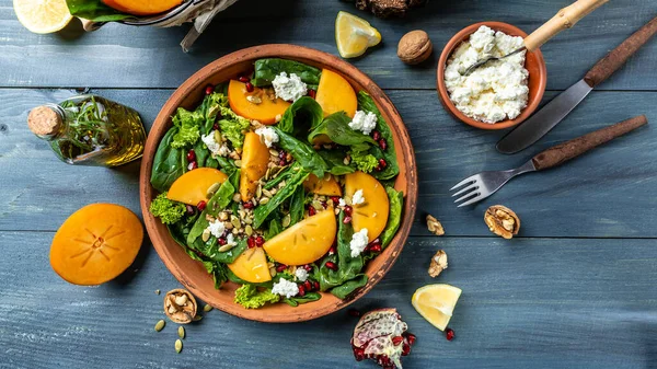 Salada Inverno Deliciosa Saudável Com Fatias Cáqui Mistura Espinafre Nozes — Fotografia de Stock