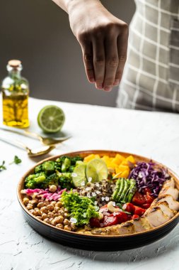 Dondurucu gıda aşçıbaşı tarafından hazırlandı tavuk fileto, kinoa, avokado, balkabağı, domates, brokoli, kırmızı lahana, nohut, karpuz turpu, taze marul salatası, fındık.