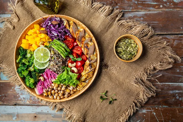 Buddha Schüssel Mit Grünkohl Salat Hühnerfilet Quinoa Avocado Kürbis Tomate — Stockfoto