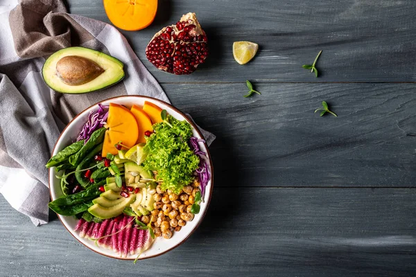 Vegan Avgiftning Buddha Skål Med Rostade Kikärter Avokado Persimon Spenat — Stockfoto