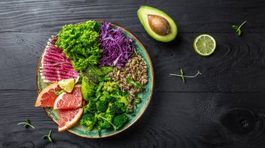 Vegan, detoks Buda kasesi kinoa, mikro yeşiller, avokado, greyfurt, brokoli, karpuz turpu, kırmızı lahana. afiş, servis menüsü üst metin görünümü için tarif yeri.